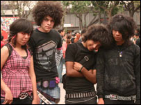 Jóvenes emos en la Glorieta de Insurgentes en Ciudad de México.